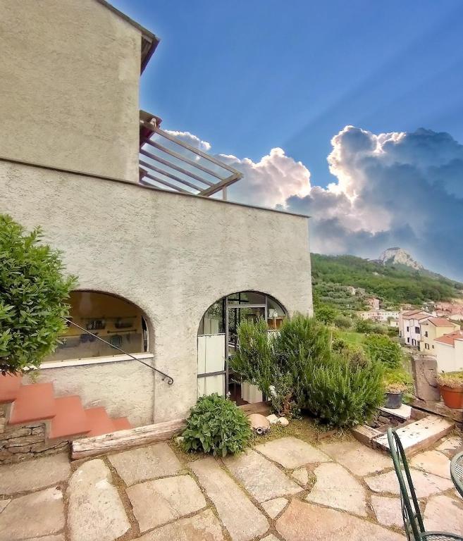 a building with a view of a mountain at SBILENCA & SBILENCHINA - TOP per MTB - Climbers e Famiglie - giardino - entroterra Finale Ligure in Calice Ligure