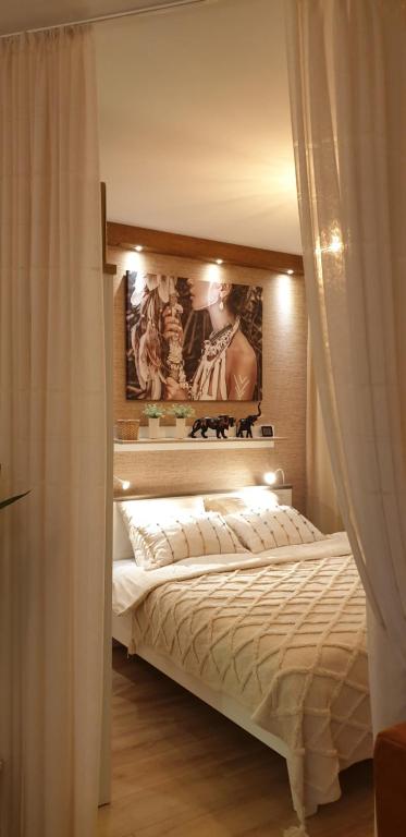 - une chambre dotée d'un lit avec une photo sur le mur dans l'établissement Apartament BOHO, à Szczecin