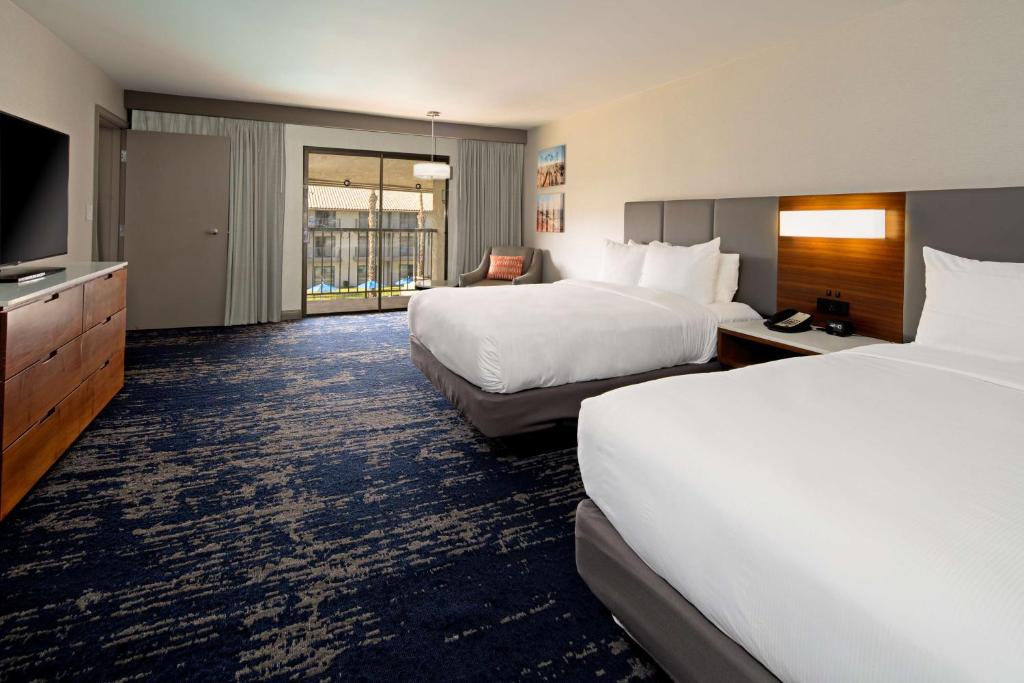 DoubleTree by Hilton Bakersfield - Two-Bedroom Family King Room With Two Queen Beds