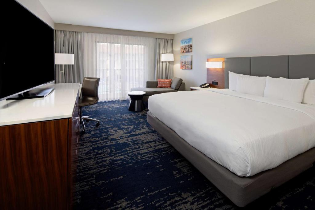 DoubleTree by Hilton Bakersfield - Chambre Roi Non Fumeuse Avec Vue De La Piscine