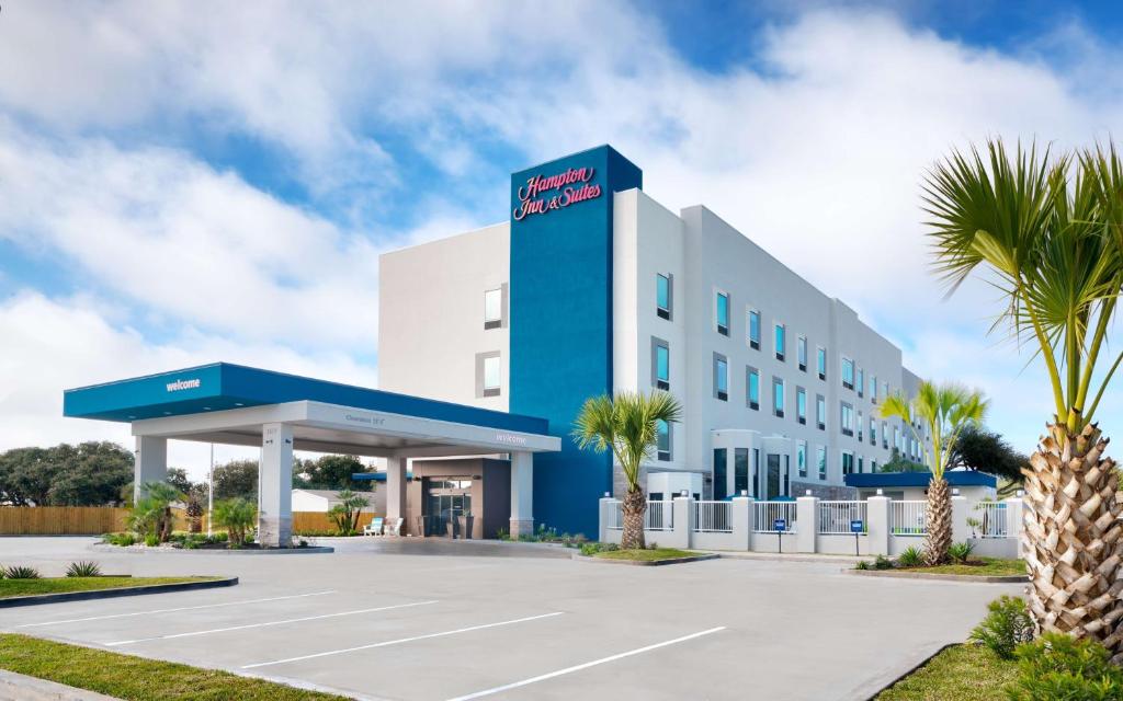 a rendering of the front of a hotel with a parking lot at Hampton Inn & Suites Rockport-Fulton in Rockport