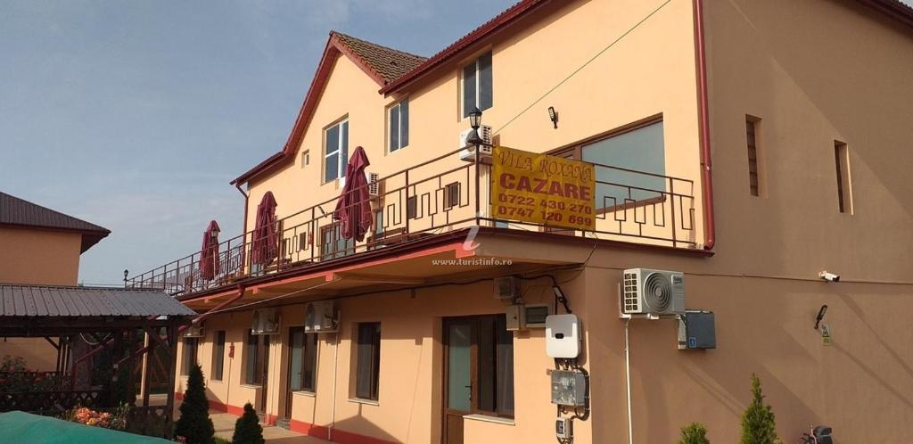 un edificio con un cartello sul lato di Vila Roxana 2 Mai a 2 Mai