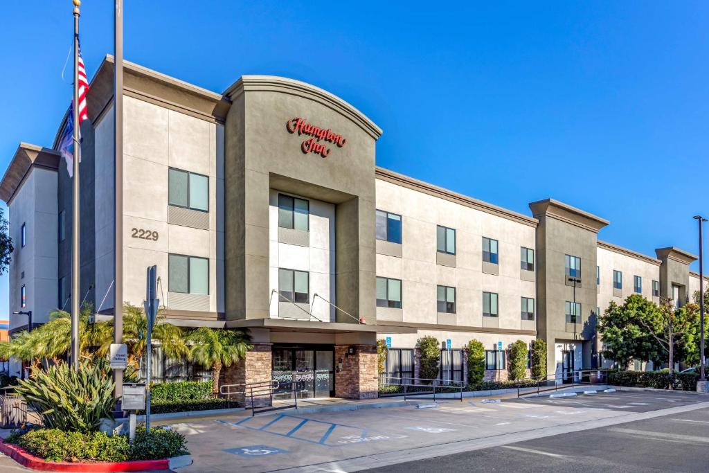 una representación de las suites de la posada de Navidad en Hampton Inn Carlsbad North San Diego County, en Carlsbad