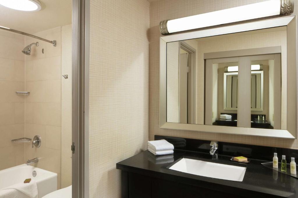 DoubleTree By Hilton San Diego Hotel Circle - Junior King Suite With Balcony - Non-Smoking