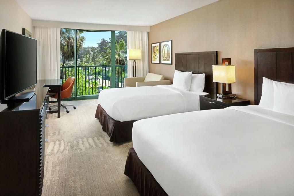 DoubleTree By Hilton San Diego Hotel Circle - King Room With Balcony And Pool View