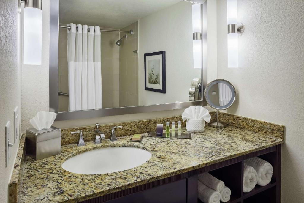 DoubleTree by Hilton San Antonio Downtown - Double Room - No Fumadores