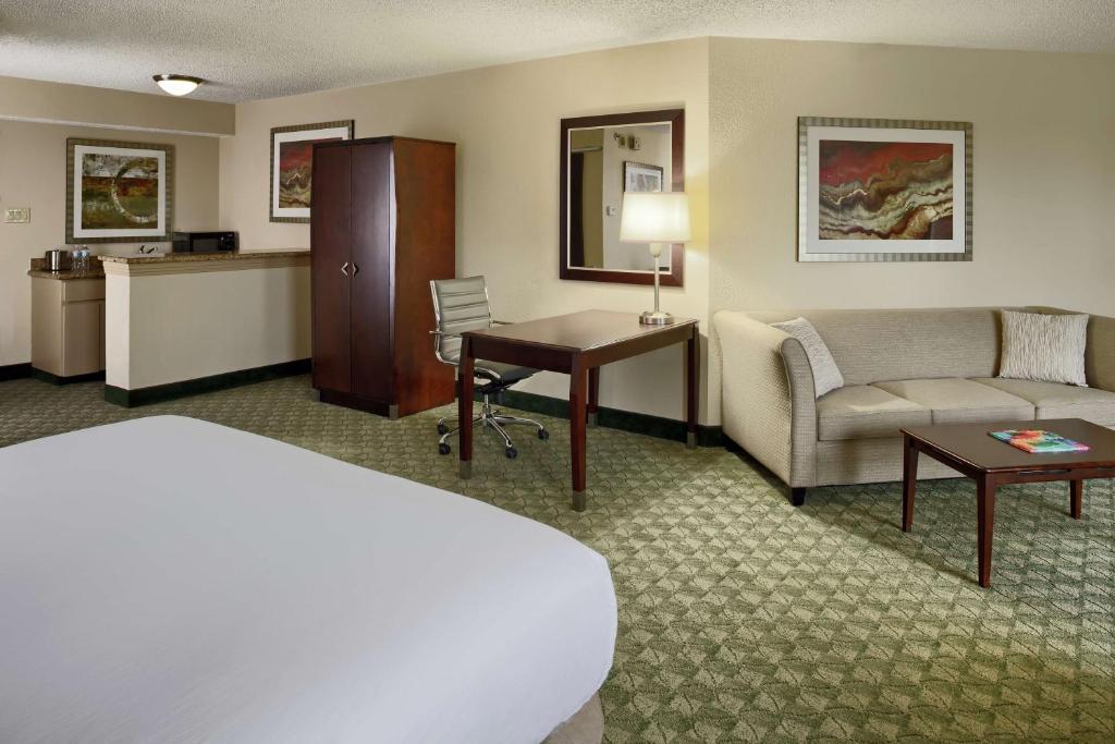 DoubleTree by Hilton San Antonio Downtown - Junior King Suite Con Balcón - No Fumadores