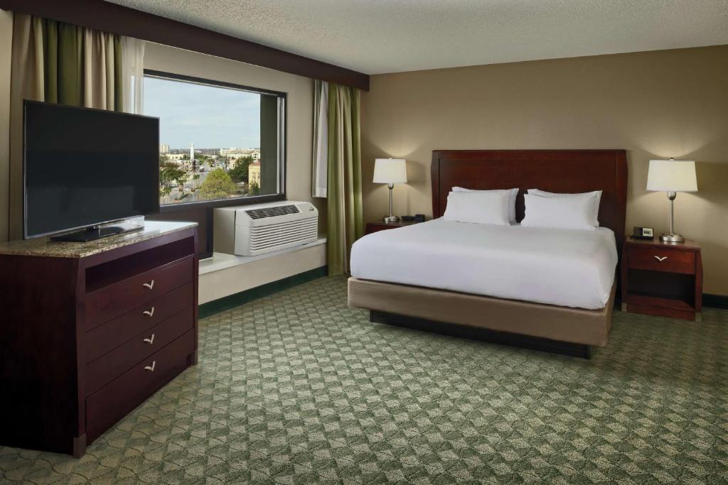 DoubleTree by Hilton San Antonio Downtown - Junior King Suite - No Fumar