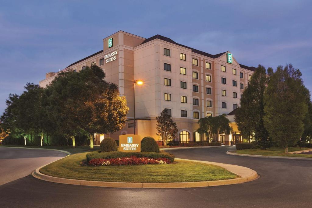 una rappresentazione di un hotel con un edificio di Embassy Suites by Hilton Louisville East a Louisville