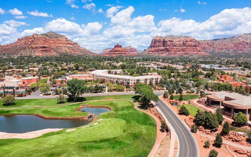 una vista aérea de un campo de golf con montañas en el fondo en Hilton Sedona Resort at Bell Rock, en Sedona