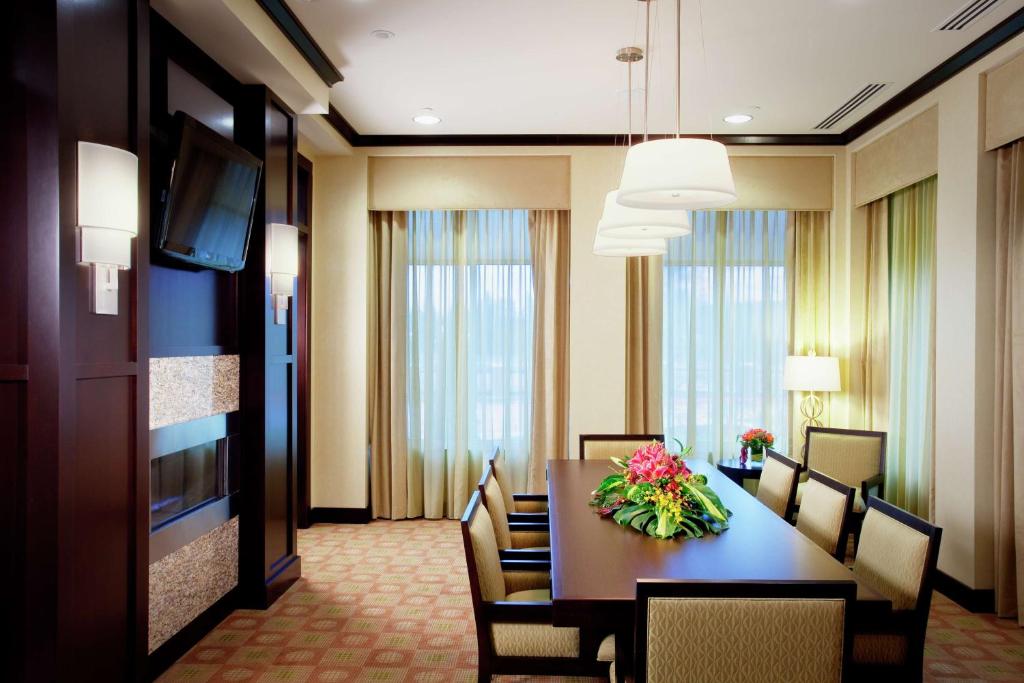 TV a/nebo společenská místnost v ubytování Hilton Garden Inn Seattle/Bothell