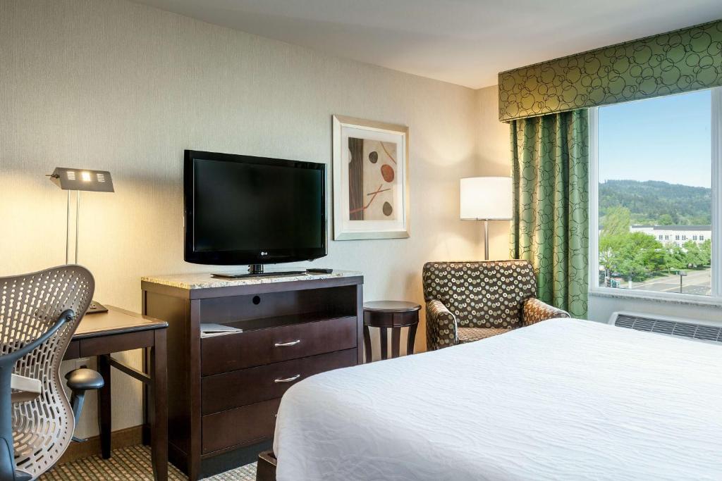 TV a/nebo společenská místnost v ubytování Hilton Garden Inn Seattle/Bothell