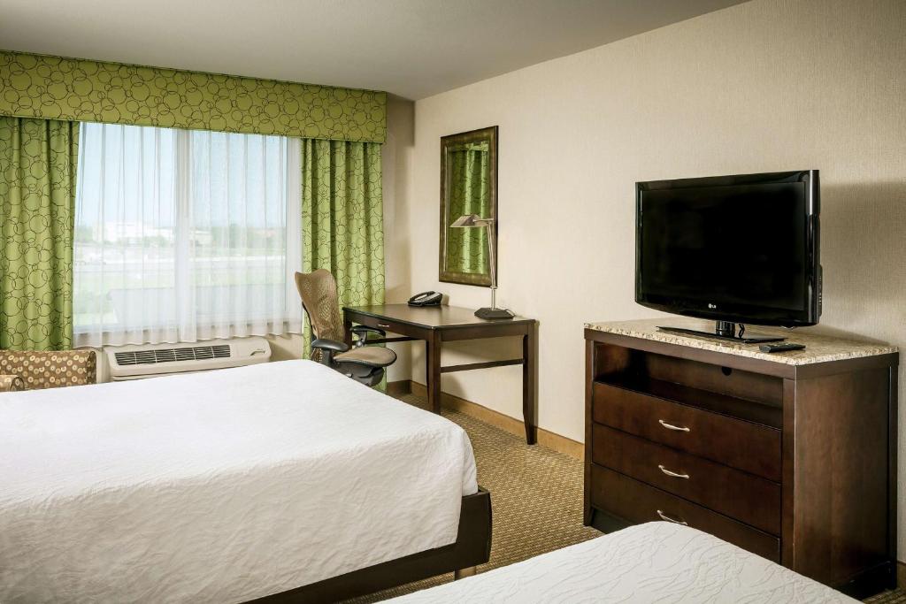 TV a/nebo společenská místnost v ubytování Hilton Garden Inn Seattle/Bothell