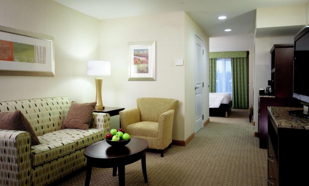 TV a/nebo společenská místnost v ubytování Hilton Garden Inn Seattle/Bothell