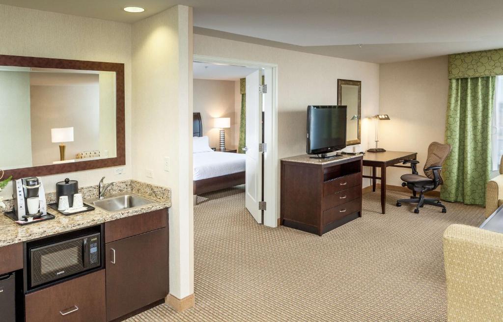 Kuchyň nebo kuchyňský kout v ubytování Hilton Garden Inn Seattle/Bothell
