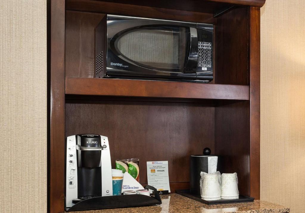 Kuchyň nebo kuchyňský kout v ubytování Hilton Garden Inn Seattle/Bothell
