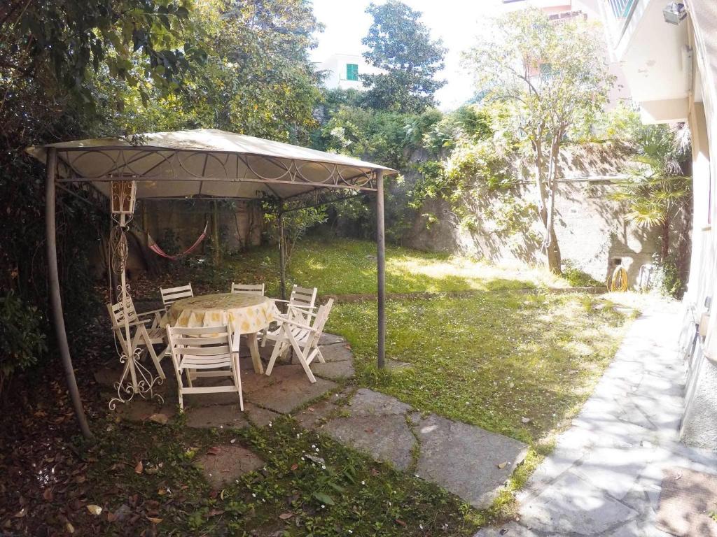 ラパッロにあるSan Micheleの庭の傘下のテーブルと椅子