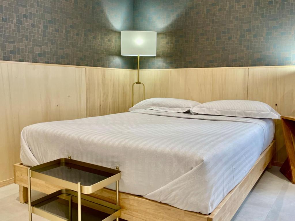 une chambre avec un grand lit et une lampe dans l'établissement Tang Home Apartment, à Bordeaux