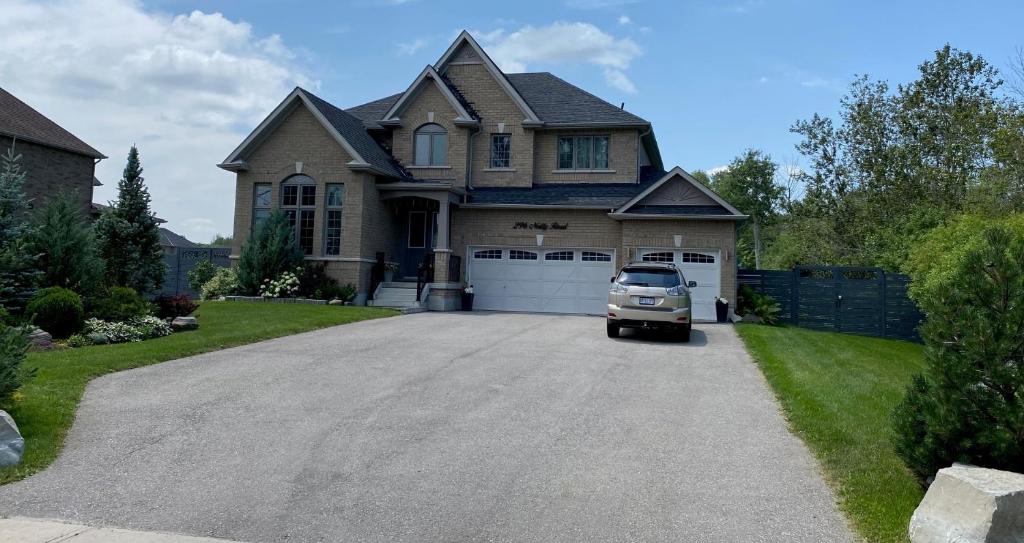 un camion parcheggiato di fronte a una casa di Gilford Beach Apartment a Innisfil