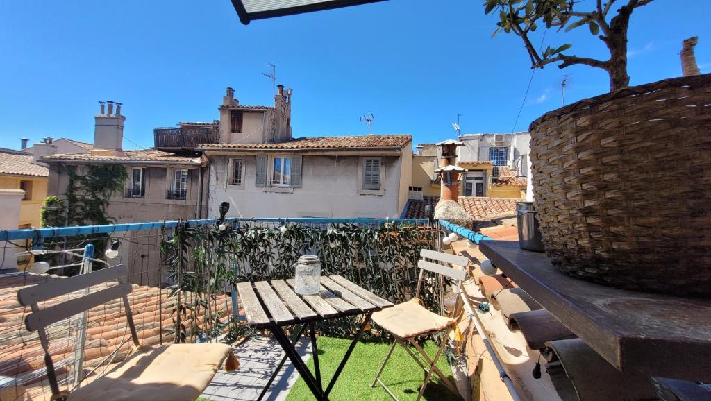 patio con mesa y sillas en el balcón en Appartement duplex sur les toits d'Aix avec terrasse ensoleillée, en Aix-en-Provence