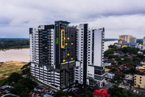 een hoog gebouw met een geel bord erop bij Crystal homestay in Kota Bharu