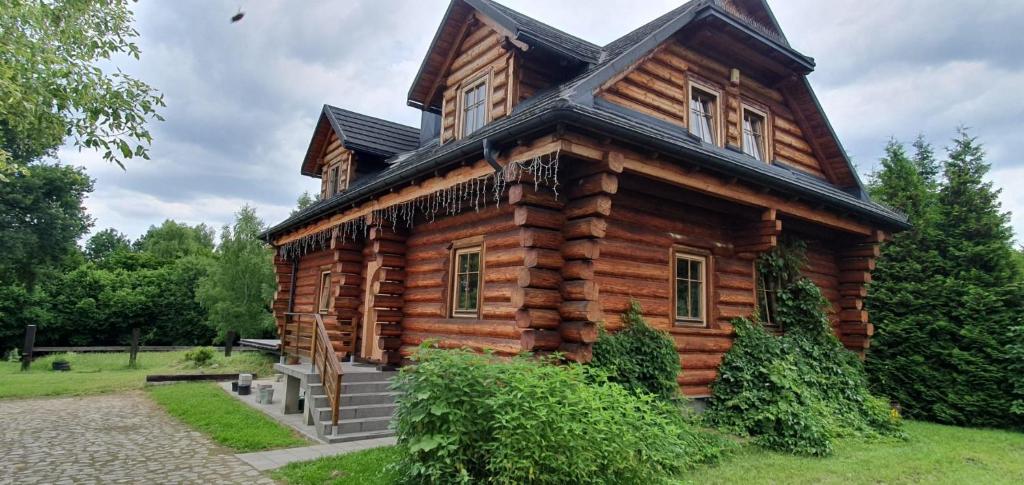 uma cabana de madeira com um telhado de gambrel em Dom za 7 górami em Kazimierz Dolny