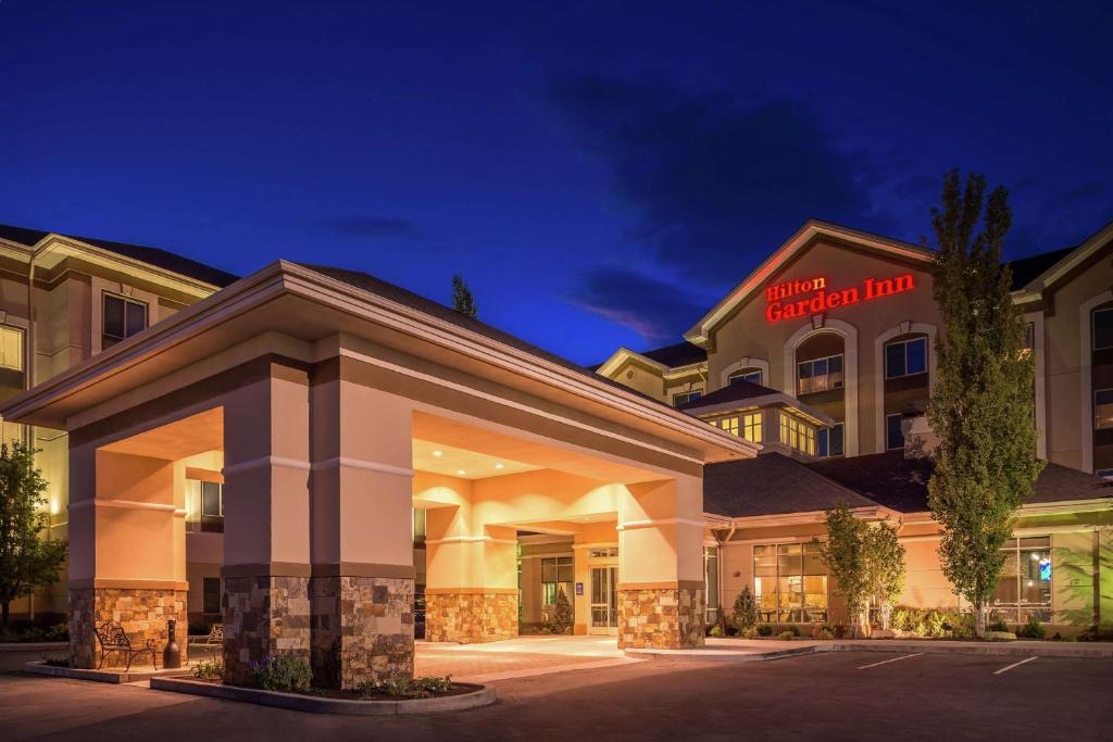 una representación de un hotel exterior por la noche en Hilton Garden Inn Salt Lake City Downtown, en Salt Lake City