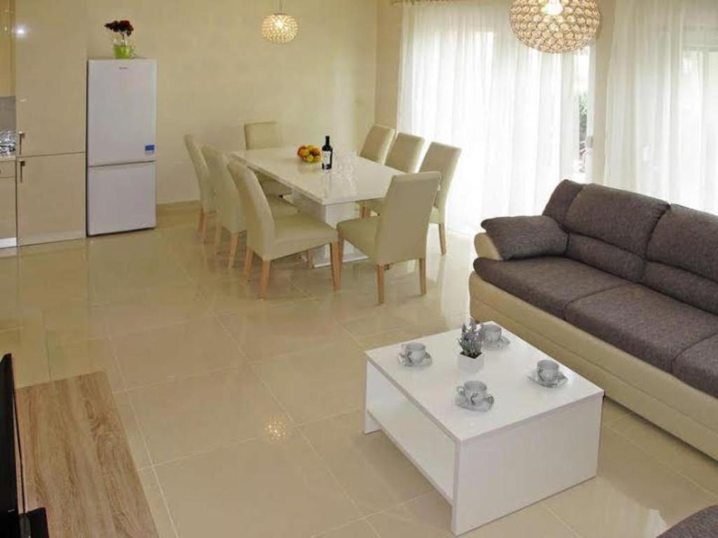 Część wypoczynkowa w obiekcie 4 bedroom apartment with 3 bathrooms and private parking - Apartments Orange