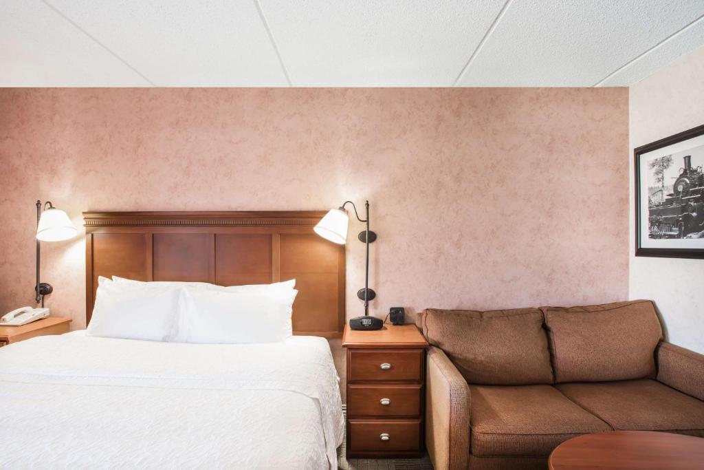 Hampton Inn West Springfield photo