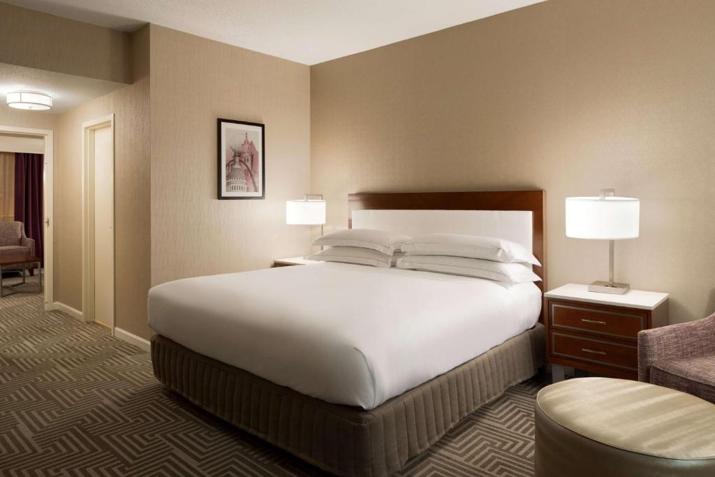 Hilton St. Louis Frontenac - Habitación Deluxe King