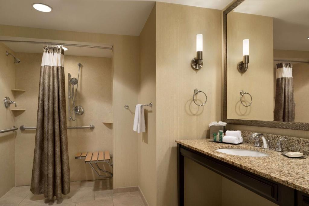 Hilton St. Louis Frontenac - Habitación Queen Con Dos Camas Queen - Acceso A La Discapacidad Roll-In Ducha