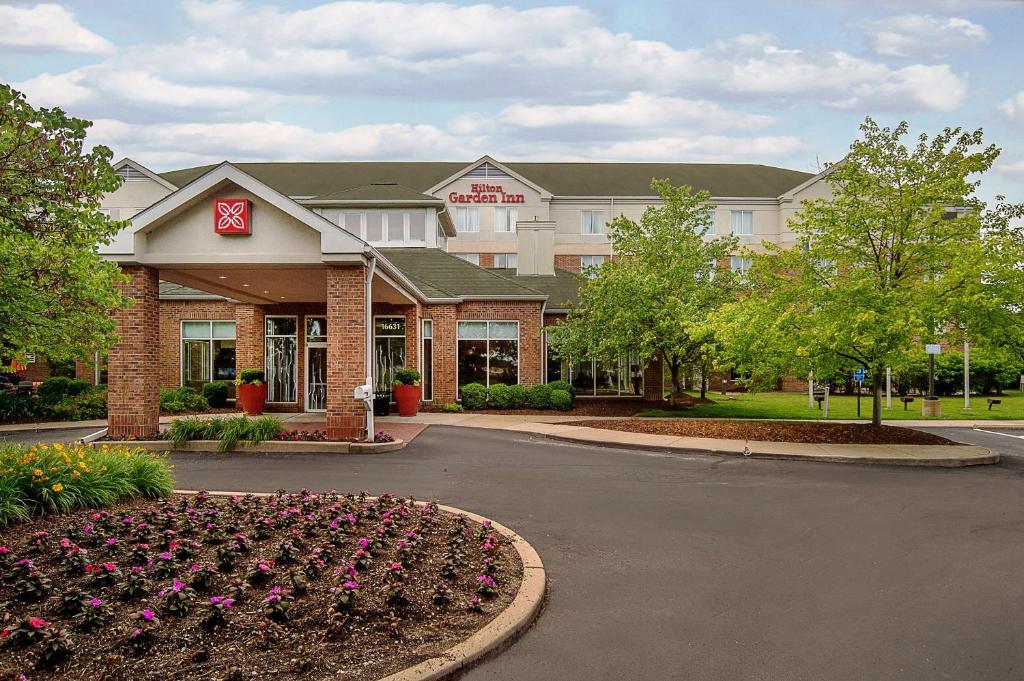 un bâtiment d'hôtel avec des fleurs devant lui dans l'établissement Hilton Garden Inn St. Louis/Chesterfield, à Chesterfield