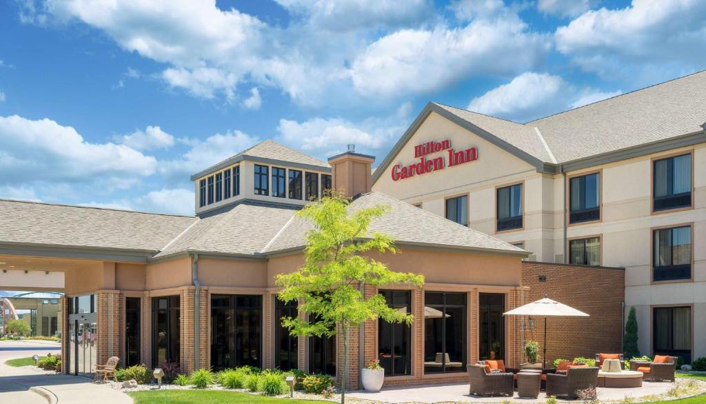 a rendering of the front of a hotel at Hilton Garden Inn Sioux City Riverfront in Sioux City