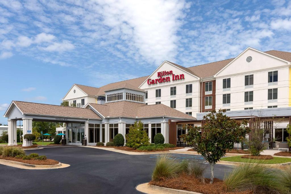 un hotel con un cartel que lee Virginia American inn en Hilton Garden Inn Tifton, en Tifton