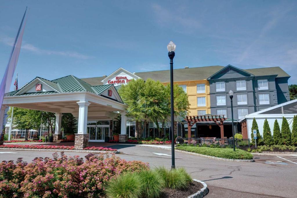 a hotel with a gazebo in front of a building at Hilton Garden Inn Hamilton in Bordentown