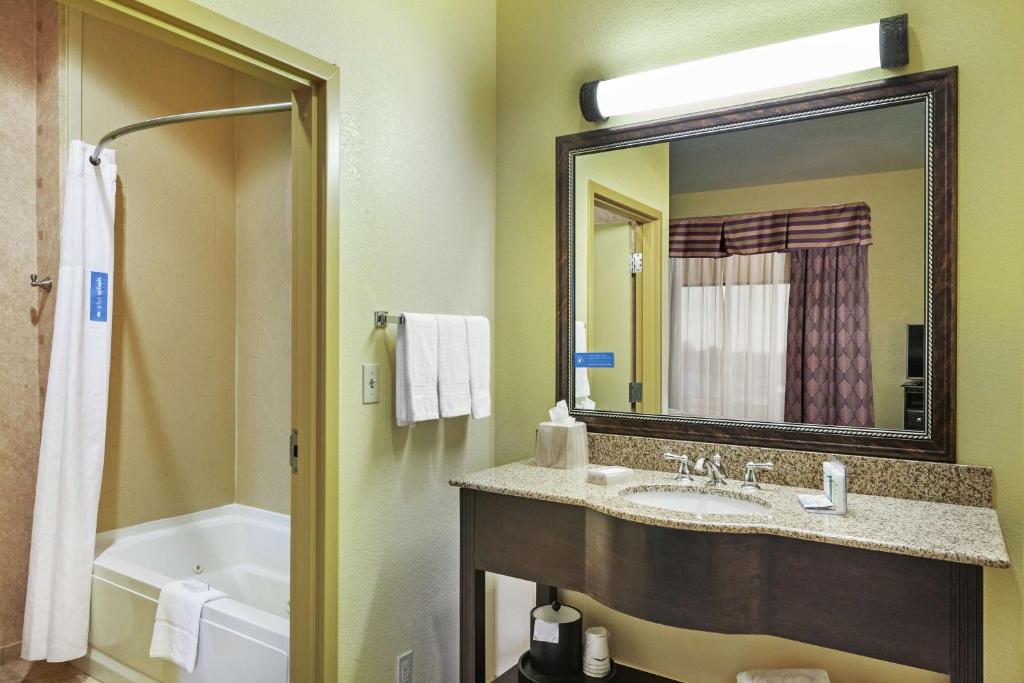 Hampton Inn & Suites Owasso photo
