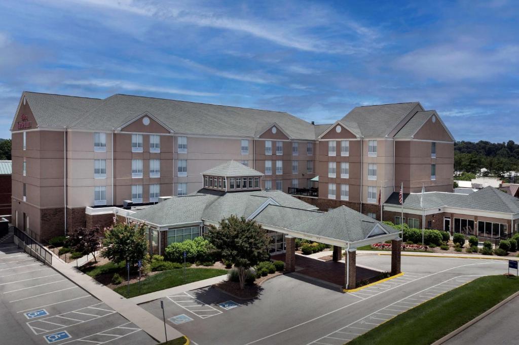 eine Luftansicht eines Gebäudes mit einem Parkplatz in der Unterkunft Hilton Garden Inn Knoxville West/Cedar Bluff in Knoxville