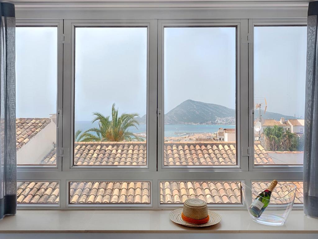 uma janela com vista para o oceano em Hostal Perla Blanca Altea em Altea