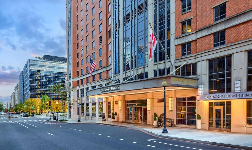 Una calle de la ciudad con un edificio con banderas. en Embassy Suites by Hilton Washington DC Convention Center, en Washington