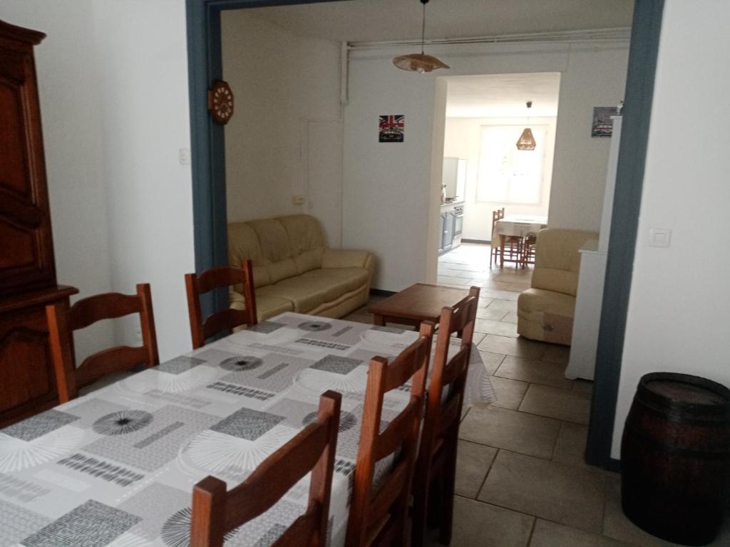 une salle à manger et un salon avec une table et des chaises dans l'établissement LES PIEDS DANS L'EAU, à Fécamp