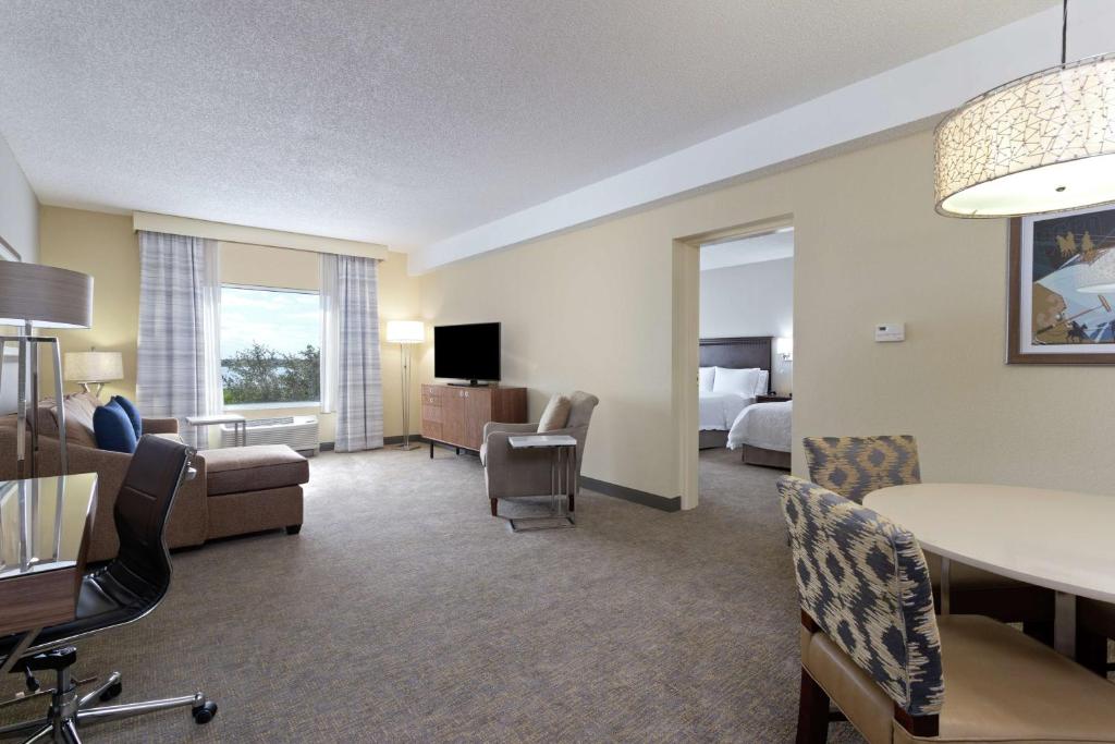 Hampton Inn & Suites Wellington photo