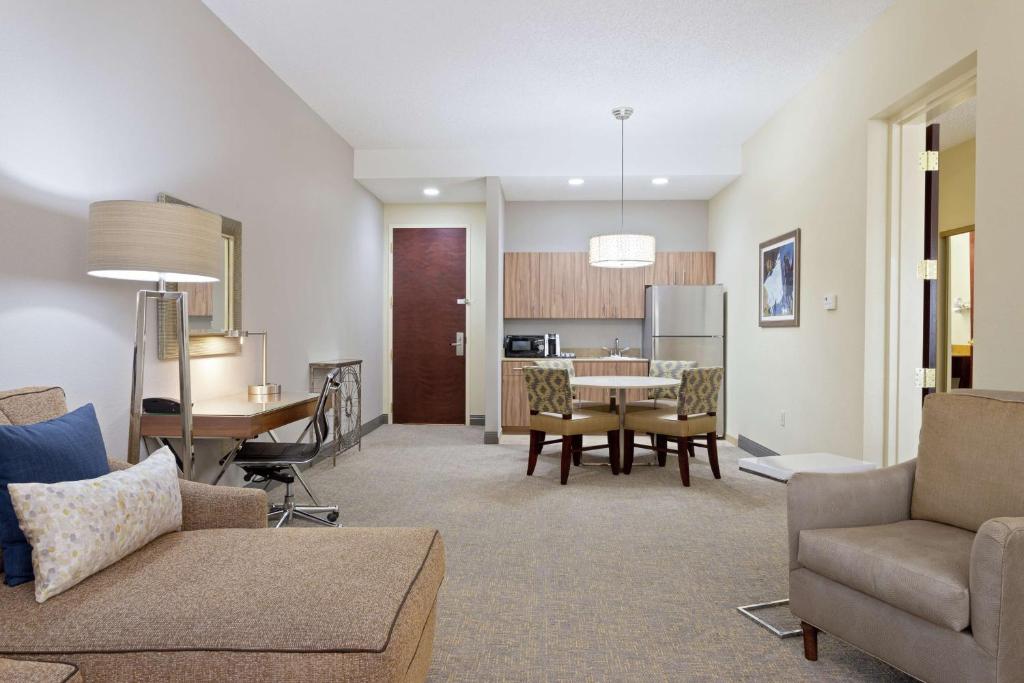 Hampton Inn & Suites Wellington photo