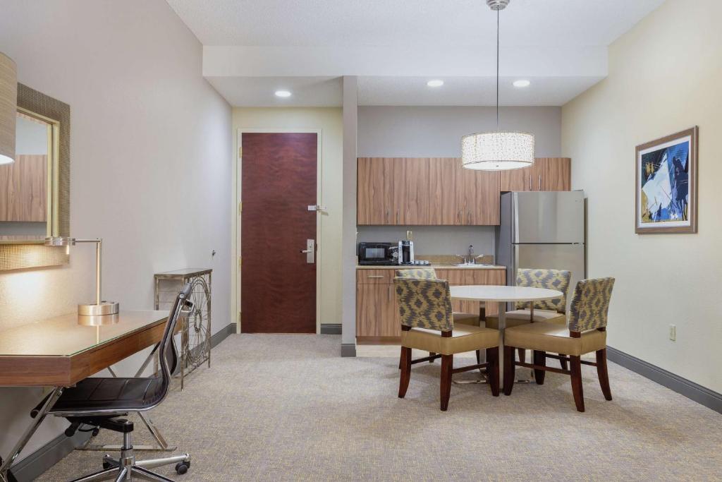Hampton Inn & Suites Wellington photo
