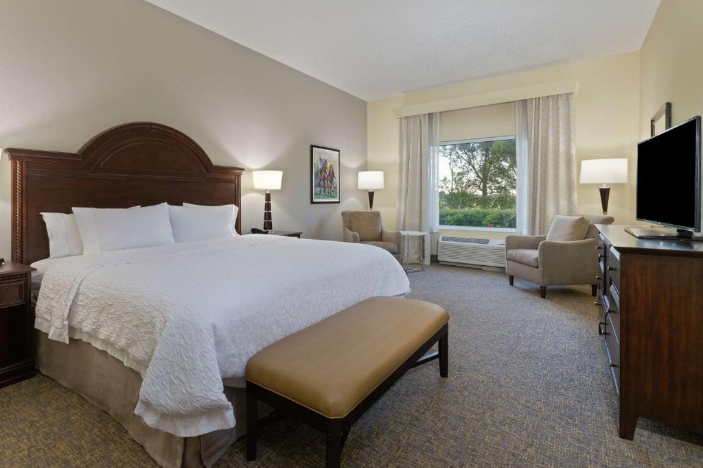 Hampton Inn & Suites Wellington photo