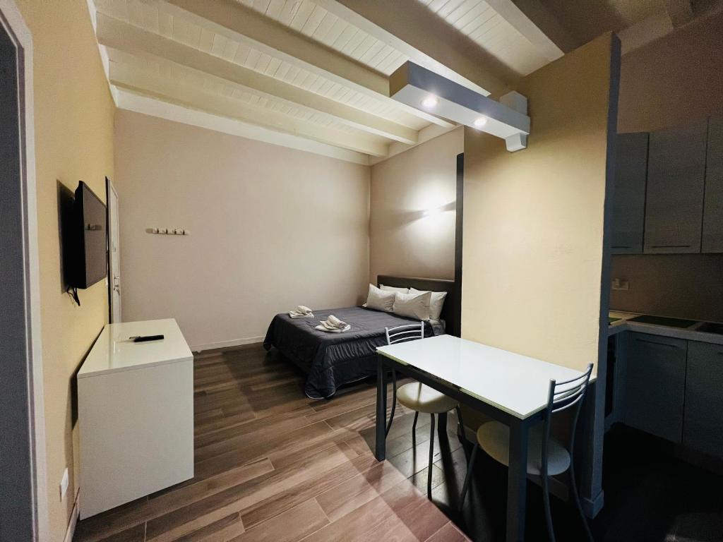 Habitación pequeña con cama y mesa en Palermo Inn Studios, en Palermo