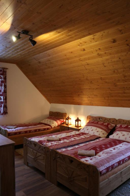 Postel nebo postele na pokoji v ubytování Pinus Cembra