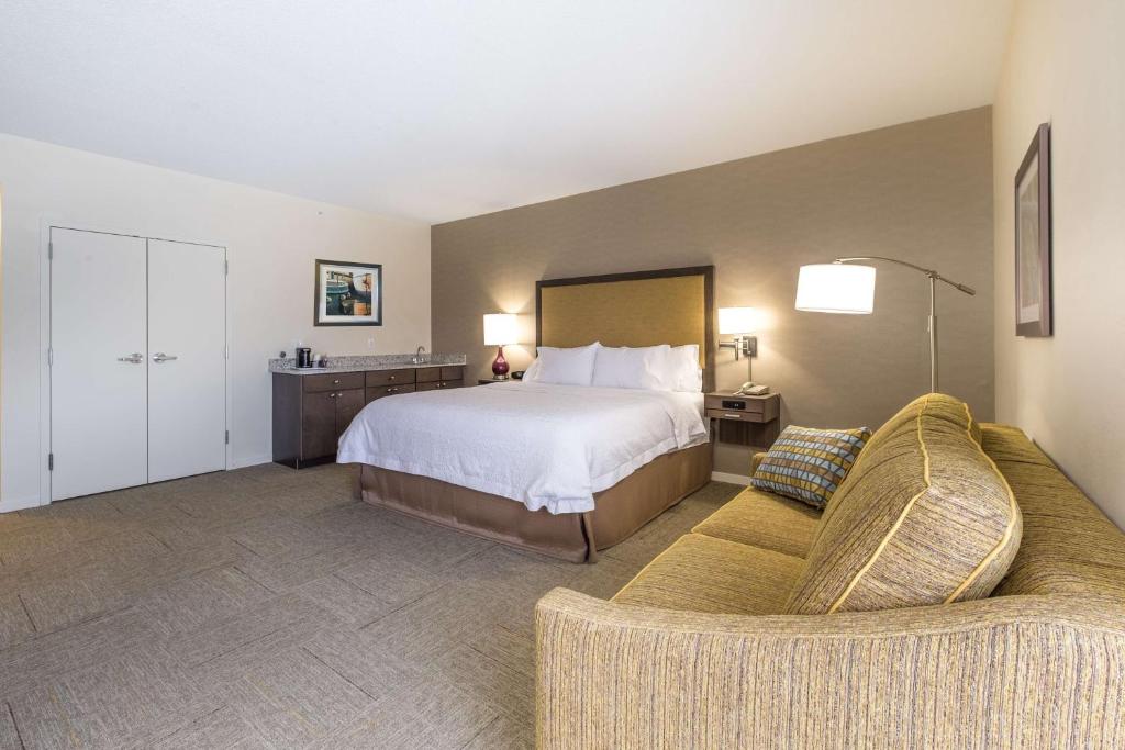Hampton Inn Waterville - King Studio Suite With Kitchenette - Non-Smoking