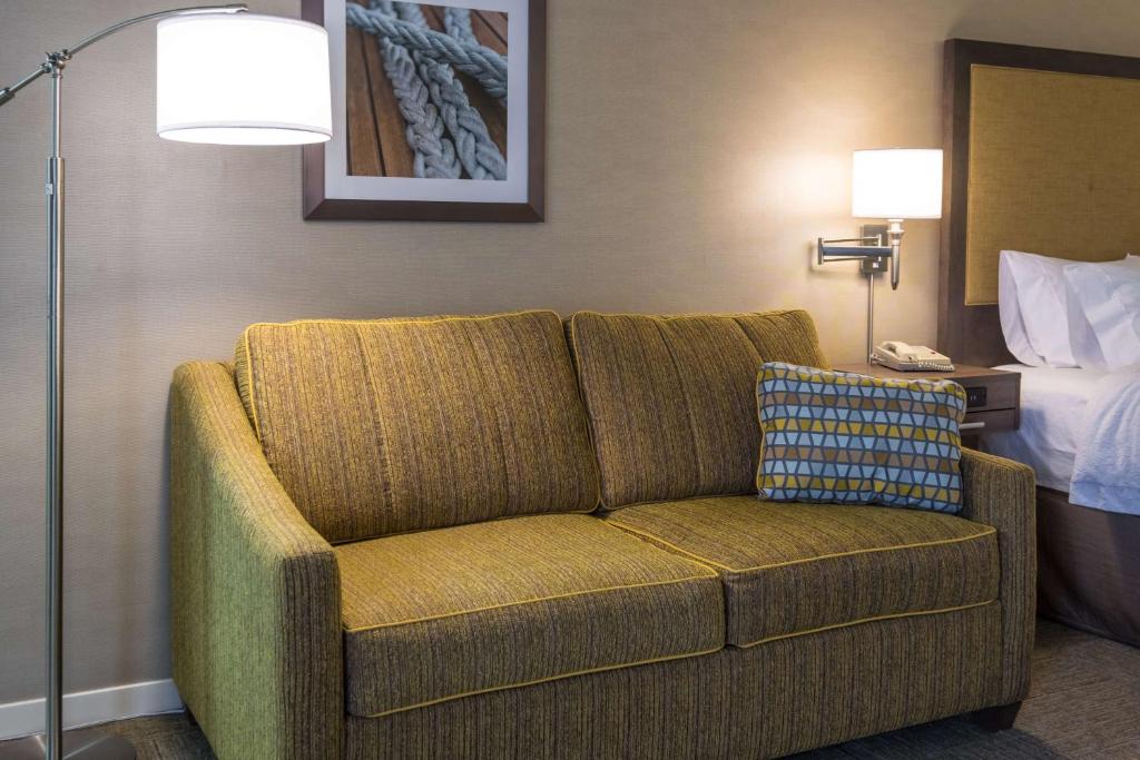 Hampton Inn Waterville - King Room With Sofa Bed And Study - Non-Smoking