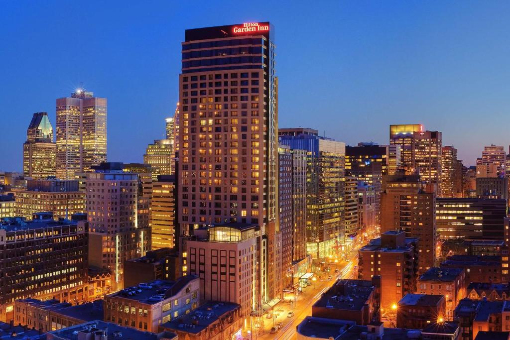 un edificio alto con un letrero de samsung en una ciudad en Hilton Garden Inn Montreal Centre-Ville, en Montreal