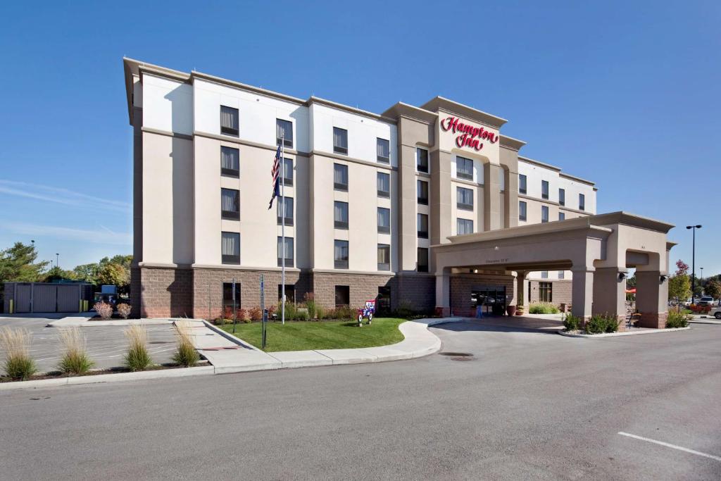 een hotel met een Amerikaanse vlag ervoor bij Hampton Inn Butler in Butler